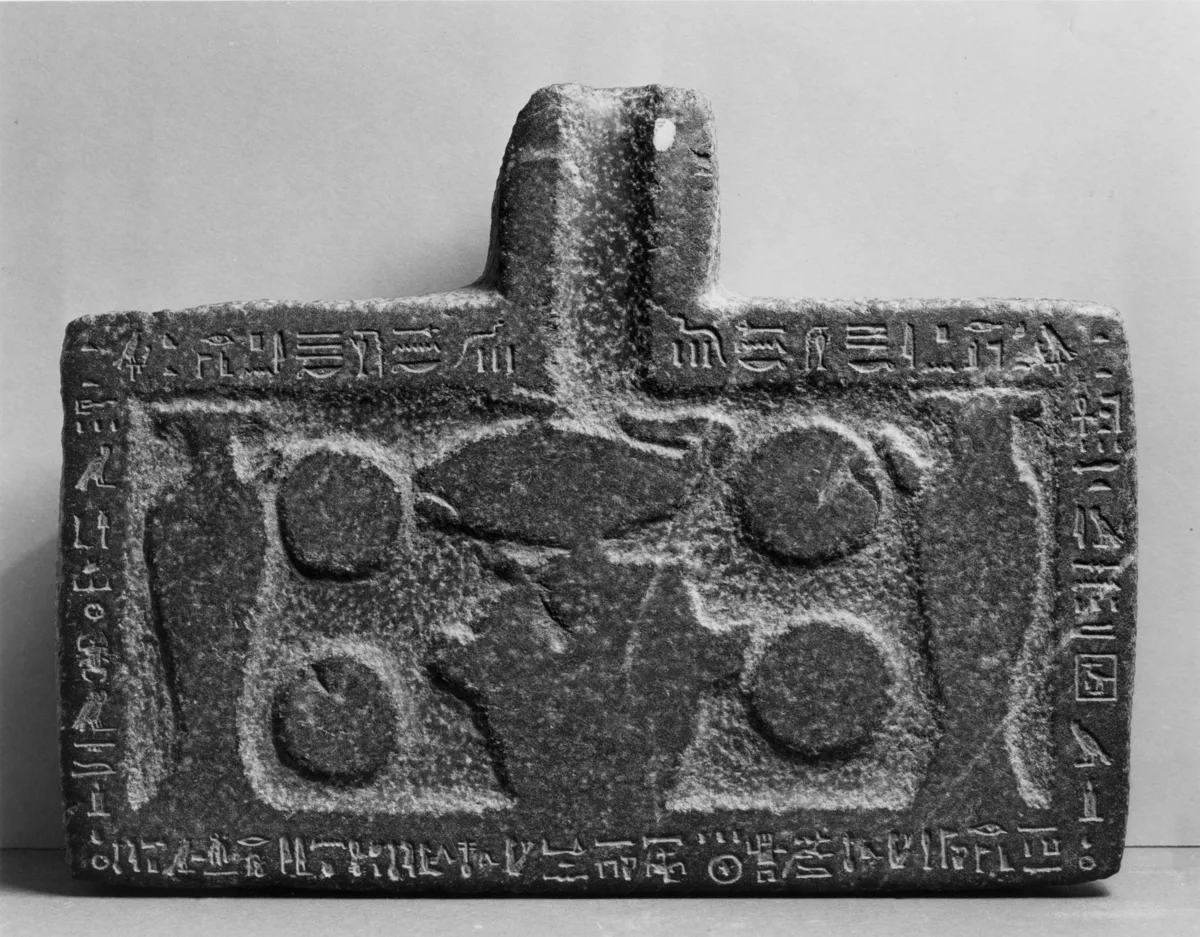 Tavola d'offerta egizia in pietra con incisioni di pani, frutta e alimenti, Walters Art Museum